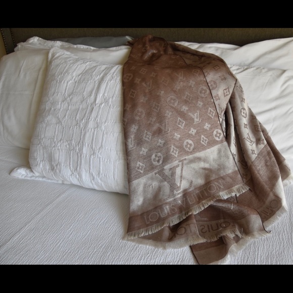 Beige scarf - Picture 3 of 3